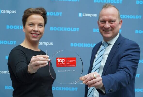Verena Franzen, Leiterin der Personalabteilung gemeinsam mit Geschäftsführer Sten-Arne Saß und der Auszeichnung zum Top Employer 2023.